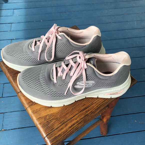 grey and pink skechers